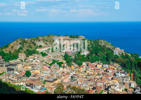 Taormina Landschaft Sizilien, Antenne Stadtbild Blick auf Taormina, zeigt das Auditorium der antiken griechischen Theater (Mitte). Stockfoto