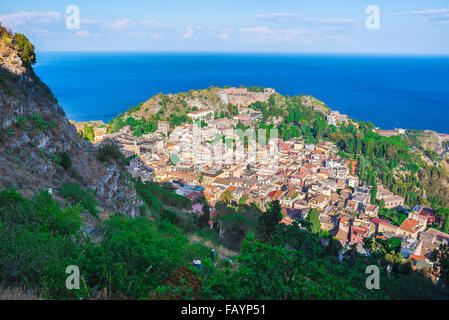 Taormina Sizilien, Aussicht auf Taormina und das Mittelmeer aus Höhen mit Blick auf die Stadt, Sizilien. Stockfoto