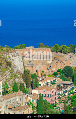 Taormina, Luftbild des Zentrums von Taormina, zeigt das Auditorium des antiken griechischen Theaters. Stockfoto