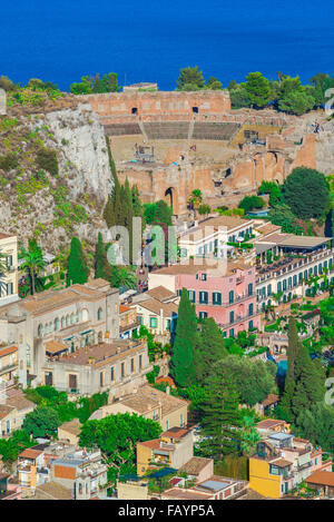 Taormina Sizilien, Luftaufnahme von Taormina, Sizilien, zeigt das Auditorium des antiken griechischen Theaters (Theater). Stockfoto