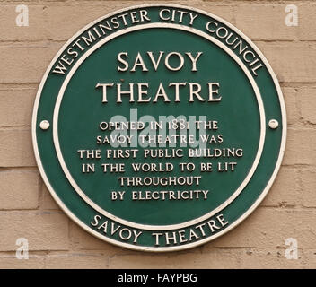 Grüne Plakette am Savoy Theatre, London, das war das erste öffentliche Gebäude in der Welt im ganzen elektrisch beleuchtet werden. Stockfoto