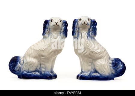 Paar Vintage King Charles Cavalier Spaniel blau & weiße Eisenstein Hund Figuren von Arthur Wood (Staffordshire, UK) Stockfoto