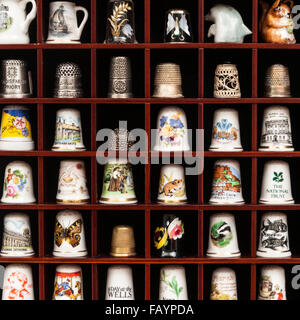 Große Sammlung von Fingerhüte in Holz Vitrine Stockfoto