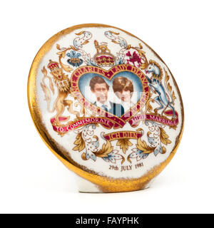 Souvenir-Plakette von Fenton China zum Gedenken an die Hochzeit von HRH Prinz Charles und Lady Diana Spencer am 29. Juli 1981 Stockfoto