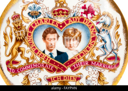 Souvenir-Plakette von Fenton China zum Gedenken an die Hochzeit von HRH Prinz Charles und Lady Diana Spencer am 29. Juli 1981 Stockfoto