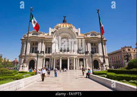 Das imposante Gebäude des Palacio de Bellas Artes (Palace of Fine Art) in Mexiko-Stadt, Mexiko, Südamerika Stockfoto