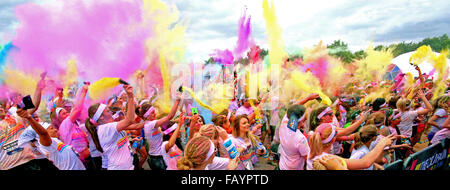 Das Birmingham City Farbe laufen 2015 Festival nach der Flucht, genießen Läufer die DJ nach dem Abschluss der 5-Kilometer-Lauf. Stockfoto