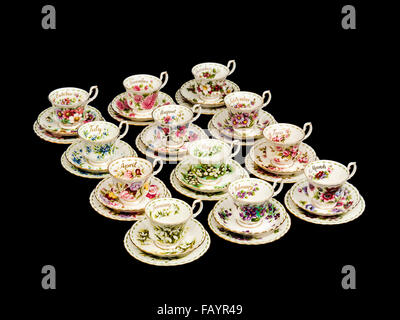 Ganze Reihe von Vintage Royal Albert "Blumen des Monats" Porzellantassen und Untertassen mit Seitenplatten (Trios) von 1970 Stockfoto