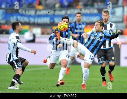 Udine, Italien. 6. Januar 2016. Atalantamidfielder Alejandro Gomez steuert den Ball während der italienischen Serie ein TIM Fußballspiel zwischen Udinese Calcio und Atalanta im Friaul-Stadion am 6. Januar 2016. Foto Simone Ferraro / Alamy Live News Stockfoto