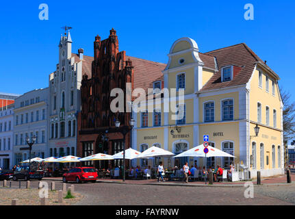 Häuser mit Cafés am Markt Platz, Wismar, Ostsee, Mecklenburg Western Pomerania, Deutschland, Europa Stockfoto