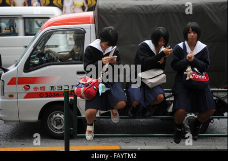 drei japanische Mädchen in Harajuku, Tokyo, der Bezirk, wo junge Menschen gehen, um für neue Mode-Trends inspirieren Stockfoto