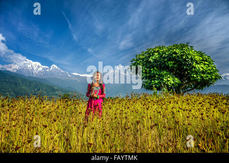 Junges Mädchen spielt auf einem Feld in den Himalaya-Bergen in der Nähe von Pokhara Stockfoto