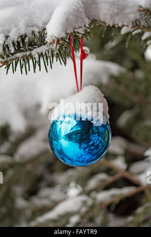 Blaue Christbaumkugeln für den Weihnachtsbaum im Schnee Stockfoto