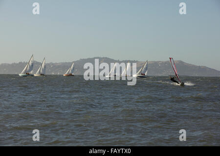 Bucht von San Francisco mit Segelboote und windsurfer Stockfoto