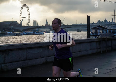 Mann läuft entlang der Themse in London, England, Vereinigtes Königreich UK Stockfoto
