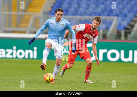 Alessandro Matri Kämpfe um den Ball mit Simone Romagnoli während der italienischen Serie A Fußball Spiel S.S. Lazio Vs FC Carpi im Olympiastadion in Rom, am 6. Januar 2016. Stockfoto