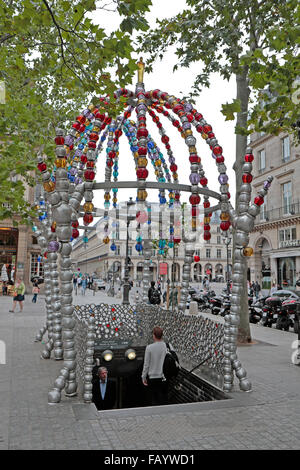 Der reich verzierten Eingang in Paris Metro Station u-Bahn Eingang (Palais Royal), Place Colette, Paris, Frankreich. Stockfoto