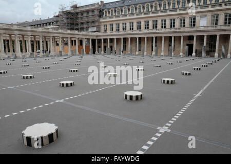 Les Deux Plateaux oder "Buren Columns" von Daniel Buren & Patrick Bouchain im Innenhof des Palais Royal, Paris, Frankreich. Stockfoto