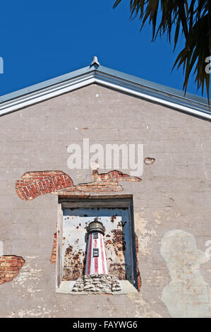 Vereinigte Staaten von Amerika, Florida: ein Leuchtturm in die Wand gehauen auf der Fassade eines Hauses in den Straßen von Key West, Schlüssel, Cayo Hueso Stockfoto