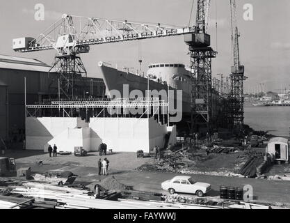 AJAXNETPHOTO. MÄRZ 1972 - WOOLSTON, ENGLAND. -NEUE FREGATTE - TYP 21-KLASSE FREGATTE ANTILOPE (HMS) AUF DIE BESTÄNDE AN VOSPER THORNYCROFT HOF ERWARTET OFFIZIELLEN START.   FOTO: VT SAMMLUNG/AJXNETPHOTO REF: NA ANTELOPE L54 VTCOLL Stockfoto