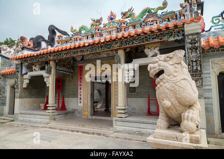 Statue und Eingang in den geschmückten Pak Tai Tempel auf Cheung Chau Insel in Hong Kong, China. Stockfoto