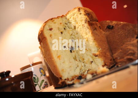 Panettone ist eine Art von süßem Brot Brot ursprünglich aus Mailand Italien traditionell zu Weihnachten gegessen Stockfoto