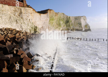 Wellen unter Seaford Kopf Klippen in East Sussex Teil der South Downs Way wo sie Probleme mit Erosion haben Stockfoto