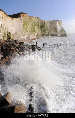 Wellen unter Seaford Kopf Klippen in East Sussex Teil der South Downs Way wo sie Probleme mit Erosion haben Stockfoto