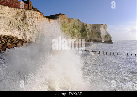 Wellen unter Seaford Kopf Klippen in East Sussex Teil der South Downs Way wo sie Probleme mit Erosion haben Stockfoto