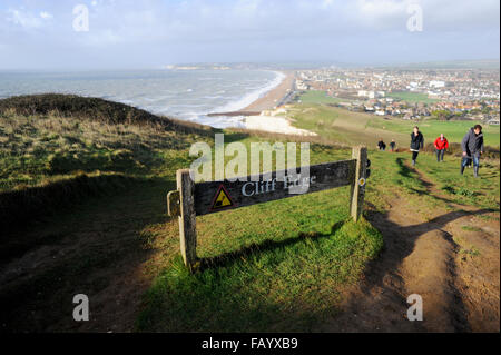 Cliff Edge Warnschild in Seaford Kopf Cliffs in East Sussex Teil der South Downs Way wo sie Probleme mit Erosion haben Stockfoto