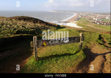 Cliff Edge Warnschild in Seaford Kopf Cliffs in East Sussex Teil der South Downs Way wo sie Probleme mit Erosion haben Stockfoto