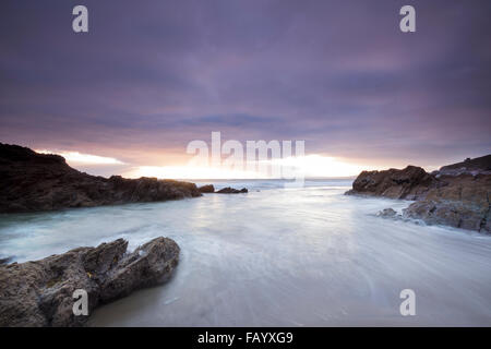 Sonnenuntergang und zurückweichenden Flut an Freathy Strand Whitsand Bay Cornwall UK Stockfoto