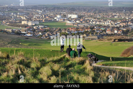 Golfer Abschlag auf das 18. Loch auf Seaford Kopf Golfplatz auf der South Downs in East Sussex UK Stockfoto