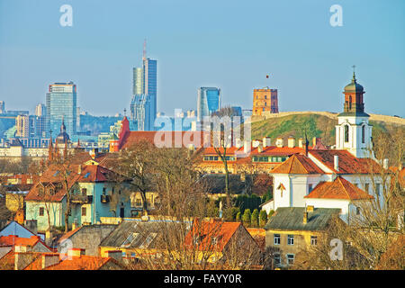 Panoramablick über das moderne Stadtzentrum und die Altstadt von Vilnius in Litauen zu Weihnachten im winter Stockfoto