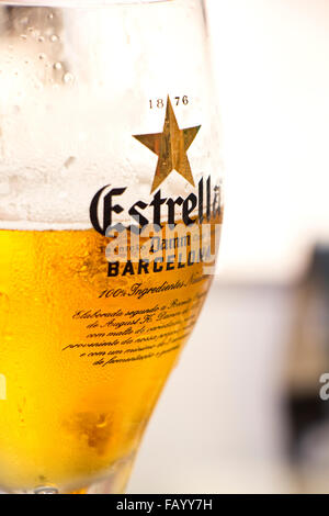 Estrella Bier in ein kaltes Glas Stockfoto