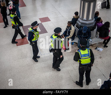 CCTV-Kameras in Victoria Station ansehen von oben, wie die Metropolitan Police post mehr Offiziere in u-Bahnstationen nach dem mutmaßlichen Terroranschlag Leytonstone u-Bahnstation.  Mitwirkende: Polizei, Victoria Station transportieren wo: Lo Stockfoto