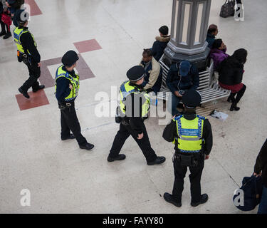 CCTV-Kameras in Victoria Station ansehen von oben, wie die Metropolitan Police post mehr Offiziere in u-Bahnstationen nach dem mutmaßlichen Terroranschlag Leytonstone u-Bahnstation.  Mitwirkende: Polizei, Victoria Station transportieren wo: Lo Stockfoto