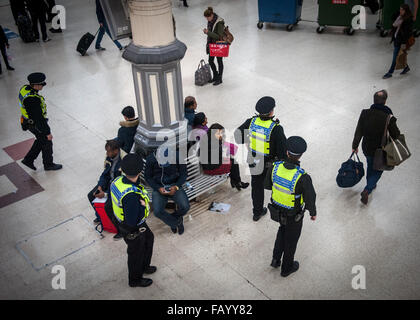 CCTV-Kameras in Victoria Station ansehen von oben, wie die Metropolitan Police post mehr Offiziere in u-Bahnstationen nach dem mutmaßlichen Terroranschlag Leytonstone u-Bahnstation.  Mitwirkende: Polizei, Victoria Station transportieren wo: Lo Stockfoto