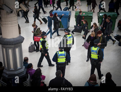 CCTV-Kameras in Victoria Station ansehen von oben, wie die Metropolitan Police post mehr Offiziere in u-Bahnstationen nach dem mutmaßlichen Terroranschlag Leytonstone u-Bahnstation.  Mitwirkende: Polizei, Victoria Station transportieren wo: Lo Stockfoto