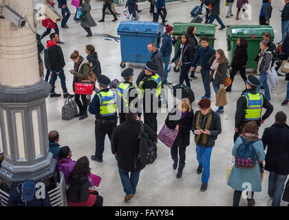 CCTV-Kameras in Victoria Station ansehen von oben, wie die Metropolitan Police post mehr Offiziere in u-Bahnstationen nach dem mutmaßlichen Terroranschlag Leytonstone u-Bahnstation.  Mitwirkende: Transportpolizei, Victoria Station, CCTV-cam Stockfoto