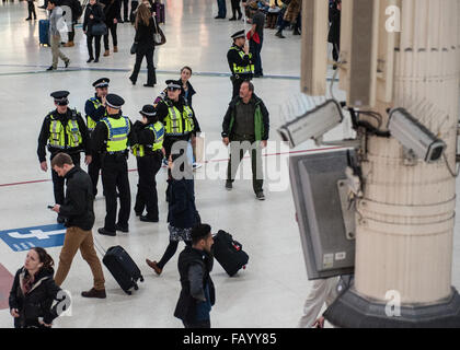 CCTV-Kameras in Victoria Station ansehen von oben, wie die Metropolitan Police post mehr Offiziere in u-Bahnstationen nach dem mutmaßlichen Terroranschlag Leytonstone u-Bahnstation.  Mitwirkende: British Transport Police, Victoria Station, Stockfoto