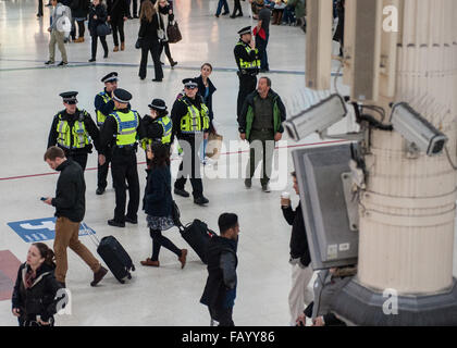 CCTV-Kameras in Victoria Station ansehen von oben, wie die Metropolitan Police post mehr Offiziere in u-Bahnstationen nach dem mutmaßlichen Terroranschlag Leytonstone u-Bahnstation.  Mitwirkende: British Transport Police, Victoria Station, Stockfoto