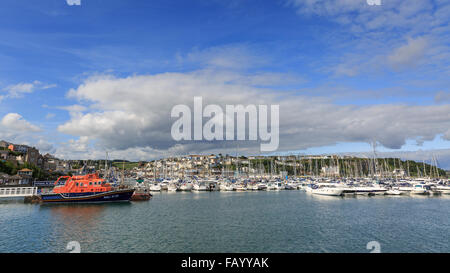 Die Torbay Rettungsboot und Prinz William Marina mit Brixham im Hintergrund betrachtet von der Victoria Breakwater, Brixham, Devon Stockfoto