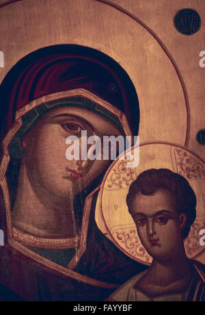 Chicago, Illinois, USA, 12. Dezember 1986 weinende Madonna Ikone am St.-Nikolaus-Albanisch-Orthodoxen Kirche auf Chicagos Nordseite. Die 3-by-5-Fuß, ist rot und gold Symbol auf Leinwand auf einen halben Zoll dicke Sperrholzplatte geklebt und unterstützt von einem einzigen Strahl gemalt. Pfr. Philip Koufos, zum ersten Mal bemerkt Feuchtigkeit auf das Symbol am 6. Dezember. Das Datum ist der fest-Tag von St. Nikolaus, Schutzpatron der Kirche. Seitdem hatte die Kirche, eines der kleinsten in Chicago, Besucher aus so weit weg wie Sri Lanka und Pakistan. Bildnachweis: Mark Reinstein Stockfoto