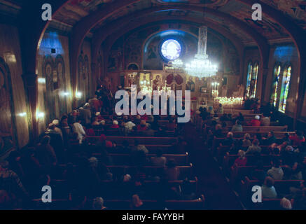 Chicago, Illinois, USA, 12. Dezember 1986 weinende Madonna Ikone am St.-Nikolaus-Albanisch-Orthodoxen Kirche auf Chicagos Nordseite. Die 3-by-5-Fuß, ist rot und gold Symbol auf Leinwand auf einen halben Zoll dicke Sperrholzplatte geklebt und unterstützt von einem einzigen Strahl gemalt. Pfr. Philip Koufos, zum ersten Mal bemerkt Feuchtigkeit auf das Symbol am 6. Dezember. Das Datum ist der fest-Tag von St. Nikolaus, Schutzpatron der Kirche. Seitdem hatte die Kirche, eines der kleinsten in Chicago, Besucher aus so weit weg wie Sri Lanka und Pakistan. Bildnachweis: Mark Reinstein Stockfoto