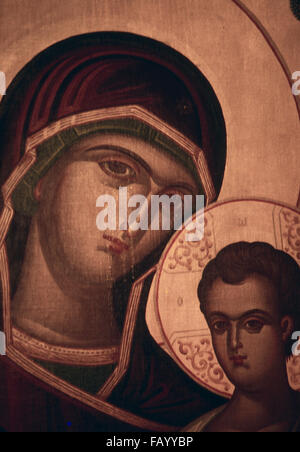 Chicago, Illinois, USA, 12. Dezember 1986 weinende Madonna Ikone am St.-Nikolaus-Albanisch-Orthodoxen Kirche auf Chicagos Nordseite. Die 3-by-5-Fuß, ist rot und gold Symbol auf Leinwand auf einen halben Zoll dicke Sperrholzplatte geklebt und unterstützt von einem einzigen Strahl gemalt. Pfr. Philip Koufos, zum ersten Mal bemerkt Feuchtigkeit auf das Symbol am 6. Dezember. Das Datum ist der fest-Tag von St. Nikolaus, Schutzpatron der Kirche. Seitdem hatte die Kirche, eines der kleinsten in Chicago, Besucher aus so weit weg wie Sri Lanka und Pakistan. Bildnachweis: Mark Reinstein Stockfoto