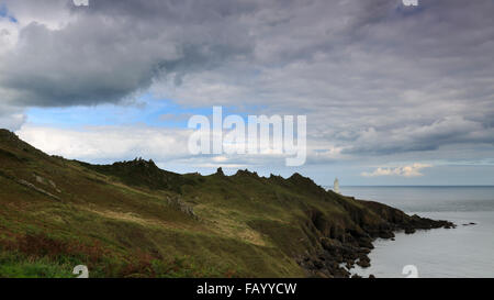 Ein Leuchtturm markiert das Ende der robuste Startpunkt Landzunge, Devon, die in den Ärmelkanal ragt Stockfoto