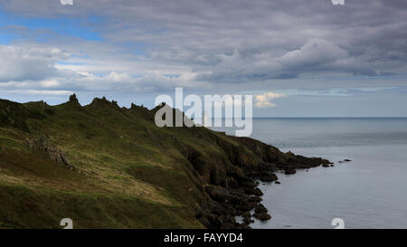 Ein Leuchtturm markiert das Ende der robuste Startpunkt Landzunge, Devon, die in den Ärmelkanal ragt Stockfoto