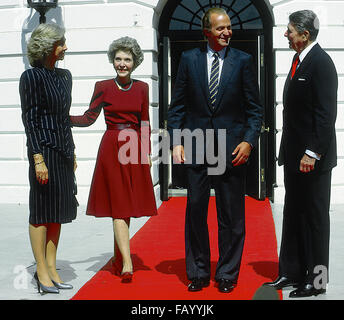 Washington, DC, USA, 25. September 1987 Präsident Ronald Reagan zusammen mit FIrst Lady Nancy Reagan zu Fuß aus dem Süden diplomatischen Portikus, König Juan Carlos und Königin Sofia von Spanien, die bei einem privaten Besuch in den Vereinigten Staaten sind zu begrüßen.  Bildnachweis: Mark Reinstein Stockfoto