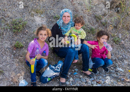 Syrischer Flüchtling Mutter und ihre drei Kinder kurz nach der Ankunft auf der Insel Lesbos nach der Kreuzung in einem Floß aus der Türkei Stockfoto